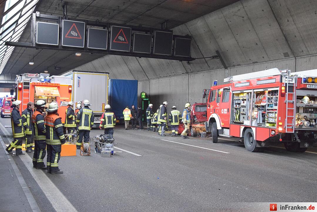 Auto zwischen Lkw eingequetscht auf A3