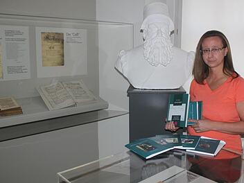 Stadtarchivarin Adelheid Waschka mit dem neuen Buch über das Leben des Rechenmeisters im Adam-Ries(e)-Raum des Staffelsteiner Museums Foto: Matthias Einwag