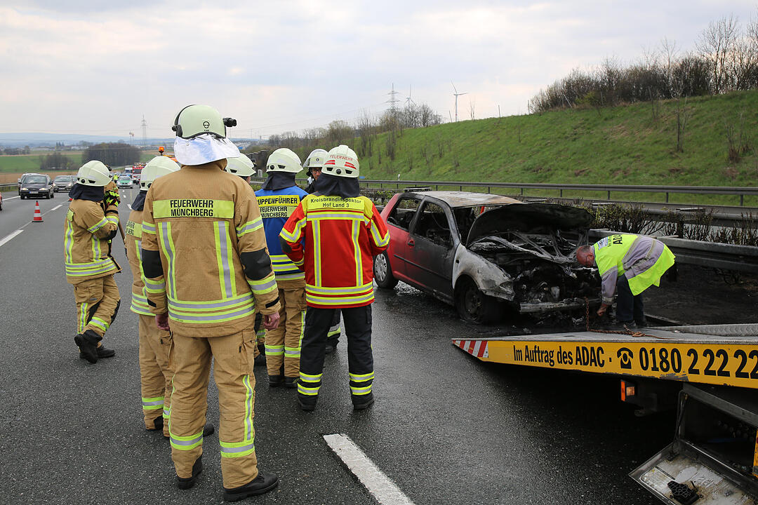 Autofahrer kracht in Leitplanke und fŠngt Feuer - Fahrer kann sich leicht verletzt retten