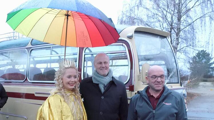 Christkind Anja Stowasser, Gerald Brehm und Werner Vogel (r.)   Foto: Britta Schnake