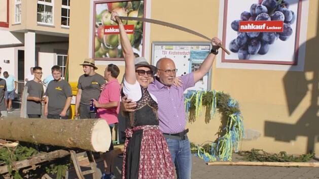Anja Gebhardt und Heiko Lange haben den Baumstumpf anges&auml;gt. Foto:  Heinrich Kattenbeck