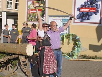 Anja Gebhardt und Heiko Lange haben den Baumstumpf angesägt. Foto:  Heinrich Kattenbeck