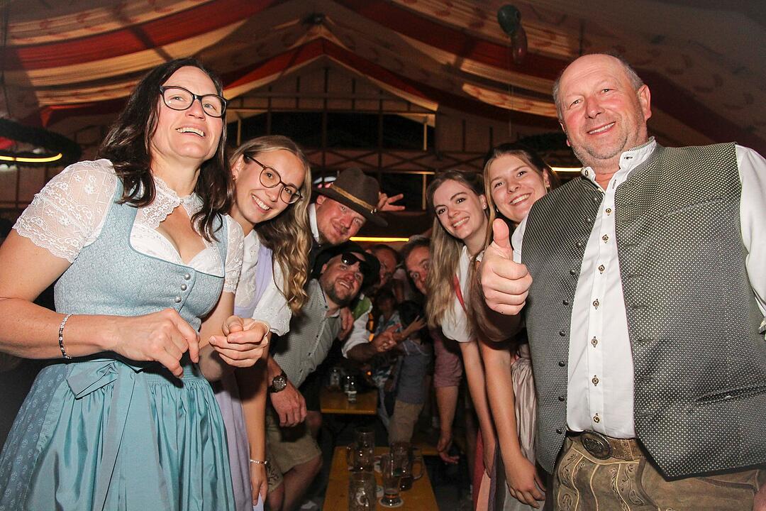Die Stadlbesucher feierten mit den Stoapf&auml;lzer Spitzbuam.