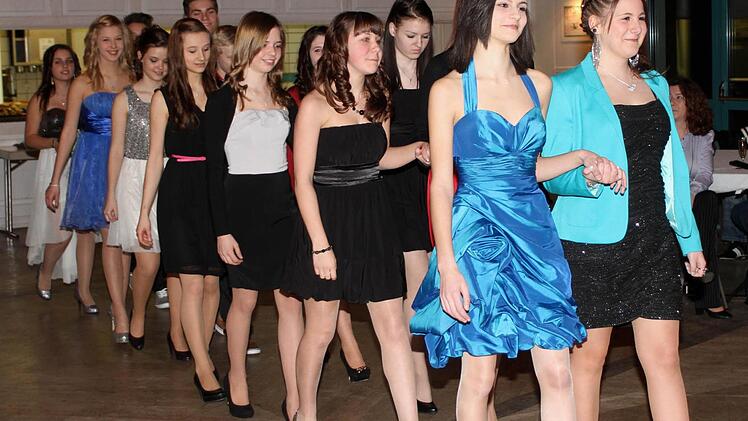 Die traditionelle Polonaise steht immer am Anfang eines Ballabends.