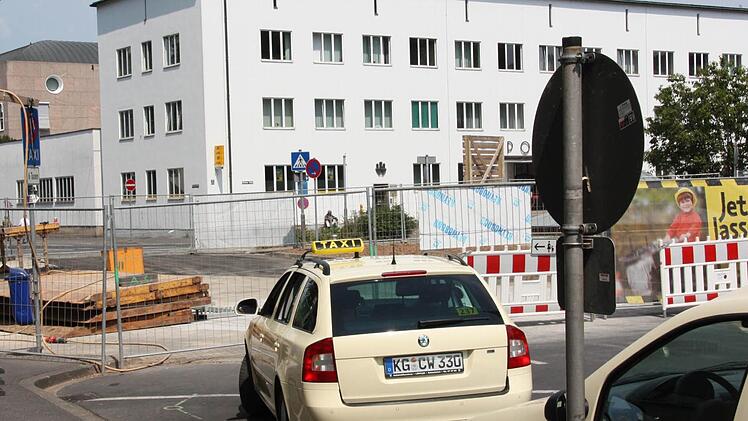 Der Taxistand wird vor die Post verlegt.