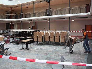 Die umgestaltete Aula wird derzeit noch als Stuhllager missbraucht. Foto: Edgar Bartl
