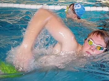 Dominik Richter schaffte beim 24-Stunden-Schwimmen die Gesamtbestleistung mit 25 550 Metern. Fotos: Heike Schülein