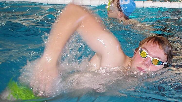 Dominik Richter schaffte beim 24-Stunden-Schwimmen die Gesamtbestleistung mit 25 550 Metern. Fotos: Heike Schülein