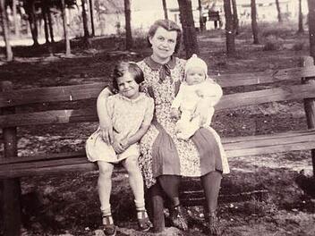 Maria Steinhorst mit Irene und Hanns 1941 in Oberschlesien