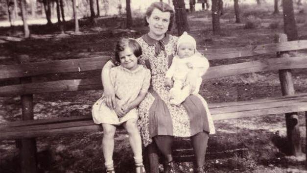 Maria Steinhorst mit Irene und Hanns 1941 in Oberschlesien