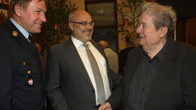 Seit 60 Jahren gehört Eugen Seufert (rechts), der lange dem Gemeinderat angehörte und in Vereinen mitarbeitete, der Wehr an.