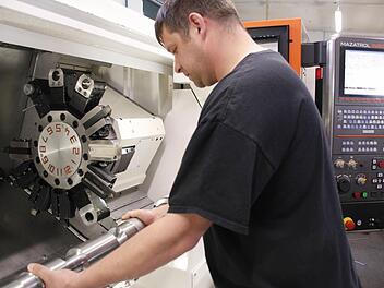 Thorstan Krass bedient eine der neuen CNC-Drehmaschinen bei der IK Schmied GmbH. Foto: Matthias Beetz