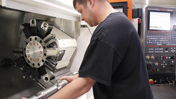 Thorstan Krass bedient eine der neuen CNC-Drehmaschinen bei der IK Schmied GmbH. Foto: Matthias Beetz