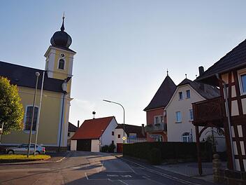 Schöne historische Häuser mit Fachwerkfassaden und die Kirche dominieren die Dorfmitte von Kaltenbrunn. Wie wäre es mit einem Barockgarten auf dem Platz vor der Kirche? Dies ist eine Idee, die die Bürger am Mittwochabend präsentierten. Foto: Gabi Arnold