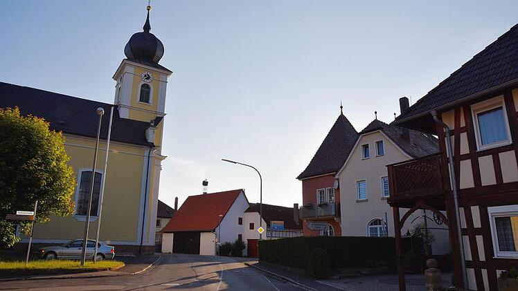 Schöne historische Häuser mit Fachwerkfassaden und die Kirche dominieren die Dorfmitte von Kaltenbrunn. Wie wäre es mit einem Barockgarten auf dem Platz vor der Kirche? Dies ist eine Idee, die die Bürger am Mittwochabend präsentierten. Foto: Gabi Arnold