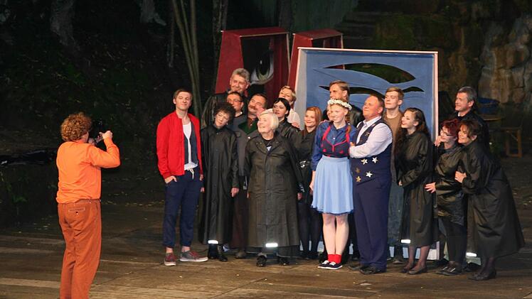 Die Hochzeitsgesellschaft stellt sich für ein Foto auf. Foto: Klaus Klaschka