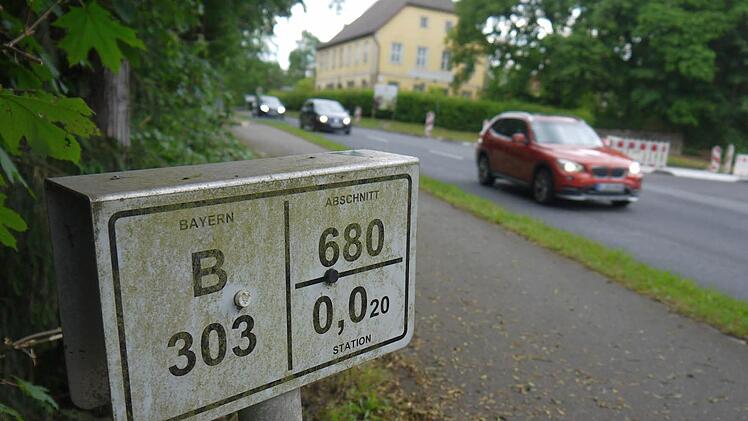 Der Pkw-Verkehr ist es nicht, der die Bundesstraße 303 zu einem Problem macht. Weil der Anteil des Schwerlastverkehrs aber sehr hoch ist, hat eine Umgehung für Tambach durchaus eine Chance, verwirklicht zu werden. Foto: Berthold Köhler