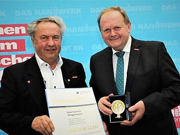 Als letzte Amtshandlung zeichnete der scheidende Kammerpräsident Hugo Neugebauer (67, rechts) den Bad Kissinger Metzgermeister Robert Schmitt (72) für seine Verdienste um das Metzgerhandwerk mit dem goldenen Siegel der unterfränkischen HWK aus. Foto: Daniel Röper