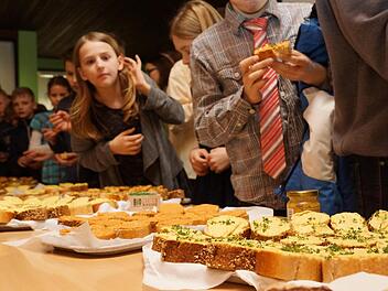 Was gibt´s Leckeres? Ein Imbiss mit Fair-Trade-Produkten wartet auf alle Schüler. Foto: Arkadius Guzy