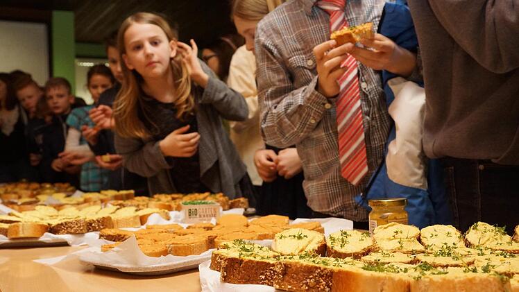 Was gibt´s Leckeres? Ein Imbiss mit Fair-Trade-Produkten wartet auf alle Schüler. Foto: Arkadius Guzy