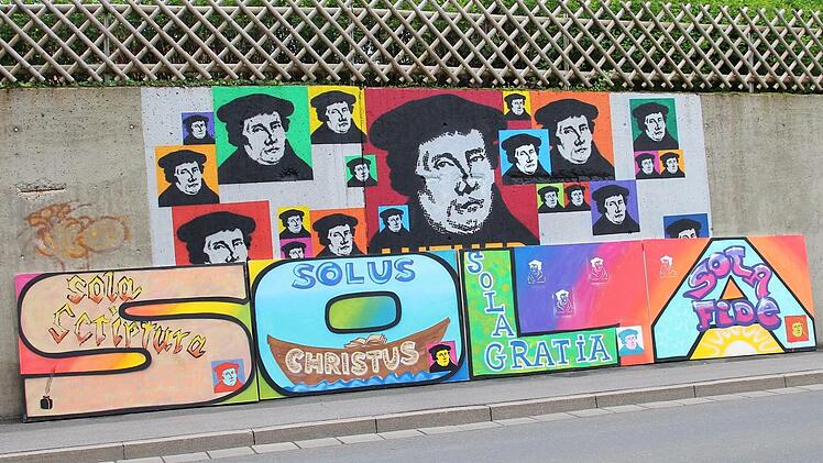 Am großformatigen Schriftzug haben die Senioren mitgearbeitet. Das Luther-Graffito am Marschberg stammt von Sprayer Alex. Foto: Ulrike Nauer