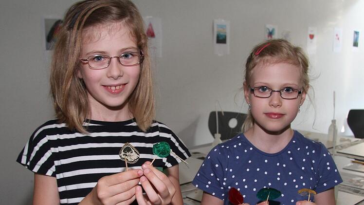 Magdalena und Ida Prokisch fanden die selbst gemachten Lutscher klasse. Foto: Sonny Adam