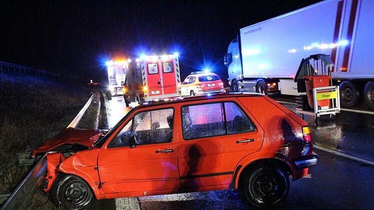 Die Jahreshauptversammlung der Freiwilligen Feuerwehr Bad Brückenau wurde unterbrochen.  Die Floriansjünger mussten zwischendurch zu einem Unfall auf die Autobahn. Sie sicherten die Unfallstelle ab. Nach gut einer Stunde waren sie wieder im Feuerwehrhaus. Foto: Feuerwehr/Sebastian Gerr