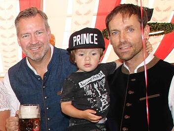 Der frühere Skispringer Sven Hannawald mit Sohn Glen und seinem Kulmbacher Geschäftspartner Tobias Döppelhan. Foto: Alexander Hartmann