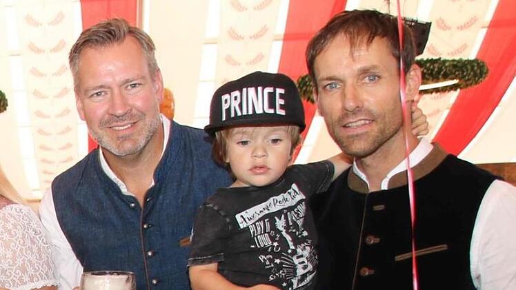 Der frühere Skispringer Sven Hannawald mit Sohn Glen und seinem Kulmbacher Geschäftspartner Tobias Döppelhan. Foto: Alexander Hartmann