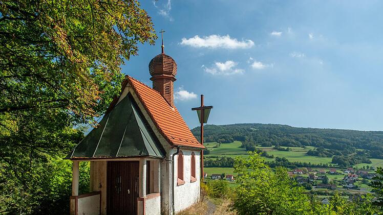 Am "Kapelli" öffnet sich der Blick und man sieht gegenüber, hoch über  Riedenberg, schon den Farnsberg aufragen. Jürgen Hüfner
