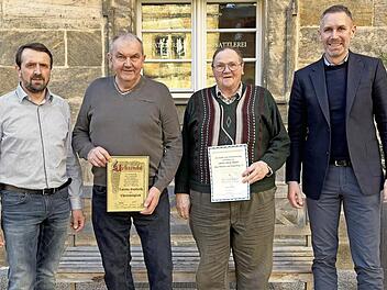 Ehrungen beim Kleintierzuchtverein: im Bild (von links) 2. Vorsitzender Werner Rüger, Lorenz Seyferth, Alwin Müller und Bürgermeister Martin Bernreuther.