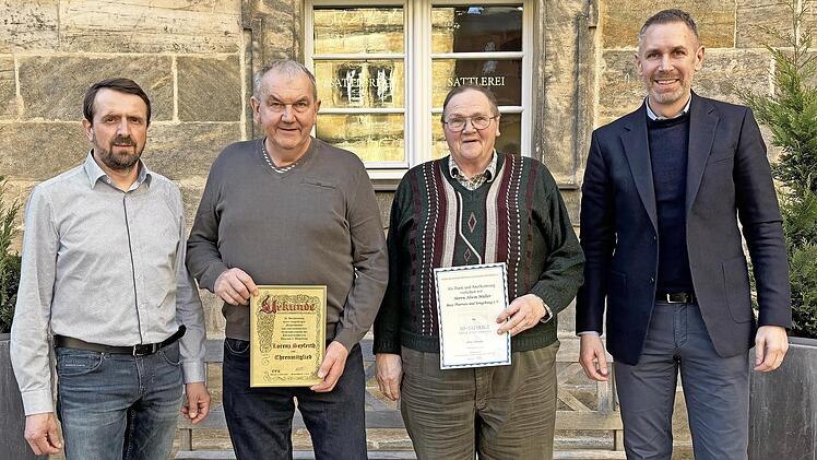 Ehrungen beim Kleintierzuchtverein: im Bild (von links) 2. Vorsitzender Werner Rüger, Lorenz Seyferth, Alwin Müller und Bürgermeister Martin Bernreuther.