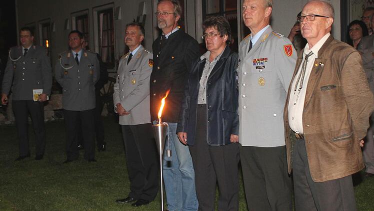 Zum Abschluss des Kameradschaftsabend gab es auch die Militärzeremonie der "Serenade". Von rechts der Vorsitzende der 12-er Kameradschaft Stabsfeldwebel a.D. Harry Bohl, Oberst und General der Heeresaufklärungstruppe Karl-Ernst Graf Strachwitz, 2. Bürgermeisterin Gab Rögner, der ehemalige Kommandeur Albrecht von Schönberg und stv. Vorsitzender Wolfgang Hagedorn.