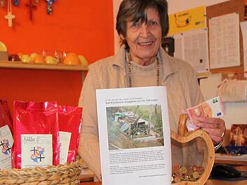 Warf den ersten Zehner in die Dose: Christa Jansen vom Helferteam, das den Weltladen in der Ludwigstraße betreibt. Foto: Ulrike Müller