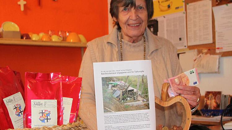 Warf den ersten Zehner in die Dose: Christa Jansen vom Helferteam, das den Weltladen in der Ludwigstraße betreibt. Foto: Ulrike Müller