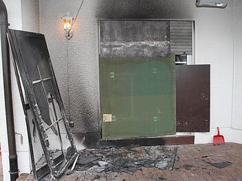 Der Täter hat versucht, das Wohnhaus an zwei Stellen in Brand zu setzen. Auch am Terrasseneingang hat er Feuer gelegt. Foto: Alexander Hartmann