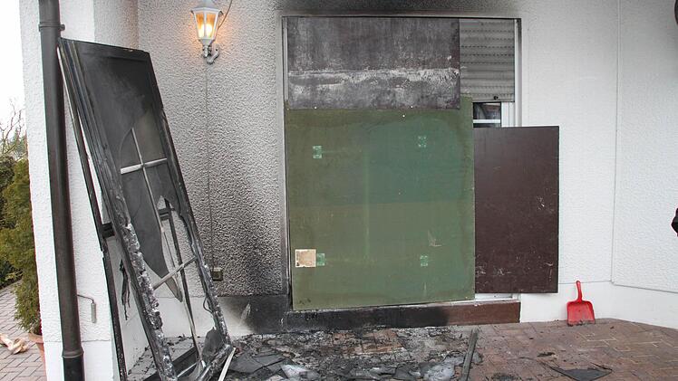 Der Täter hat versucht, das Wohnhaus an zwei Stellen in Brand zu setzen. Auch am Terrasseneingang hat er Feuer gelegt. Foto: Alexander Hartmann