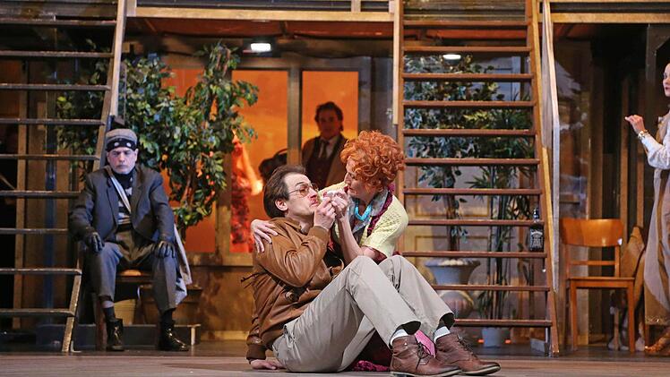 Turbulenter Bühnenspaß: Szene aus "Der nackte Wahnsinn" am Landestheater Coburg.Foto: Henning Rosenbusch