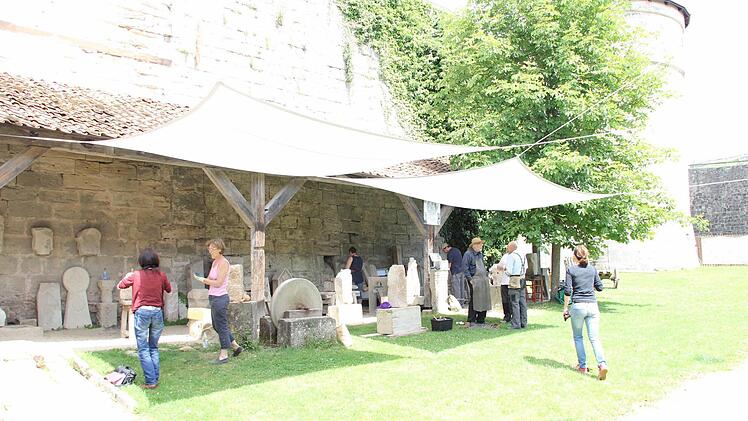 Über der Sandsteinwerkstatt spannt sich jetzt eine Schatten spendende Überdachung. Foto: Friedwald Schedel