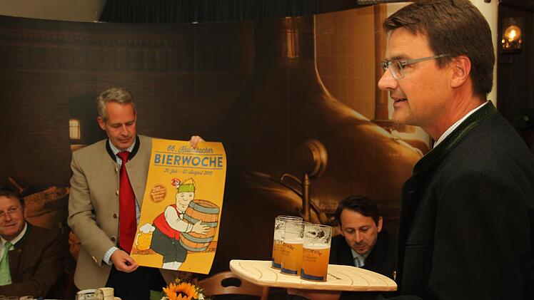 Technik-Vorstand Jörg Lehmann (rechts) erklärt die verschiedenen Festbiere, während Marketing-Vorstand Markus Stodden das Bierwochen-Plakat präsentiert. Foto: Jürgen Gärtner