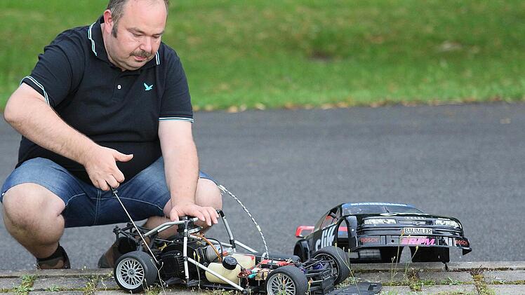 Wie bei einem Benzinrasenmäher: Mit dem Seilzugstarter wirft Steffen Hoch den Motor an.