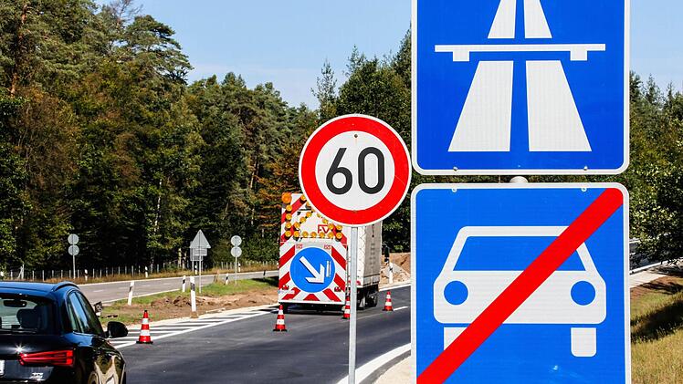 Seit Donnerstag ist die Weiterfahrt über den Zubringer der B 505 zur A 73 in Richtung Suhl wieder möglich. Die mehrwöchige Sperrung wurde am Morgen aufgehoben. Dennoch bleibt es noch für Restarbeiten bei der Tempobeschränkung.  Foto: Matthias Hoch