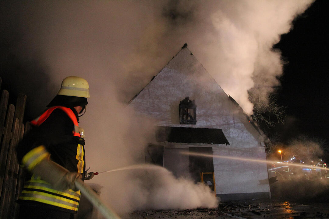 Scheune in der Silvesternacht niedergebrannt - Silvesterrakete vermutlich brandursŠchlich
