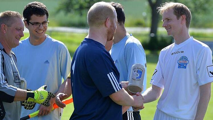 Ben Smith (re.), der unter anderem wegen Andreas Schierer (blaues Trikot) einst das FSV-Trikot trug, kam für ein internationales Freundschaftsspiel zurück nach Weingartsgreuth. Foto: Picturedreams