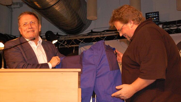 OB Henry Schramm schenkte Stefan "Bonsai"Lehner, der quasi zum Inventar des Jugendzentrums "AlteSpinnerei" geh&ouml;rt, eine lange Hose f&uuml;r den Winter.Uschi Prawitz