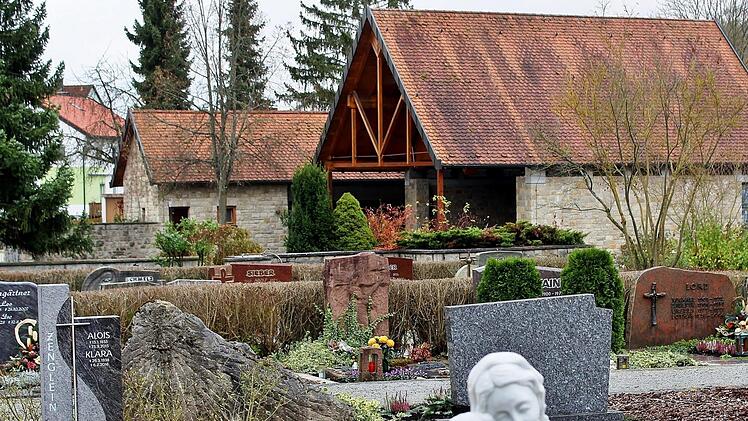 Höhere Preise gibt es für die Gräber im Oerlenbacher Friedhof. Werner Vogel