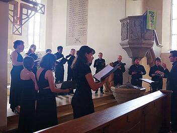 Unter Leitung von Laurent Roos ließ der Kammerchor der Universität von Straßburg "Himmlische Harmonien" erklingen.Heike Schülein