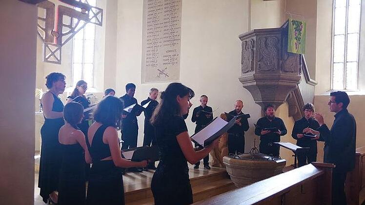 Unter Leitung von Laurent Roos ließ der Kammerchor der Universität von Straßburg "Himmlische Harmonien" erklingen.Heike Schülein