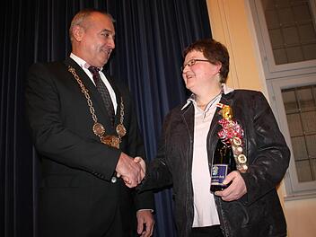 Was wäre Burkheim ohne das ehrenamtliche Engagement von Walburga Kraus? Bürgermeister Robert Hümmer ehrte sie dafür mit der Gemeindemedaille.  Fotos: Stephan Stöckel