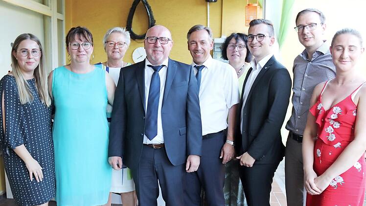 Uwe Pöschl (4. v. l.) kann schon jetzt auf viele Unterstützer zählen: Tochter Lena, Ehefrau Bettina, dahinter Karin Frank (FU), Landrat Alexander Tritthart, dahinter Bezirksrätin Ute Salzner, Nico Kauper (JU), Matthias Goß und Tochter Luisa (v. l.) Foto: Johanna Blum
